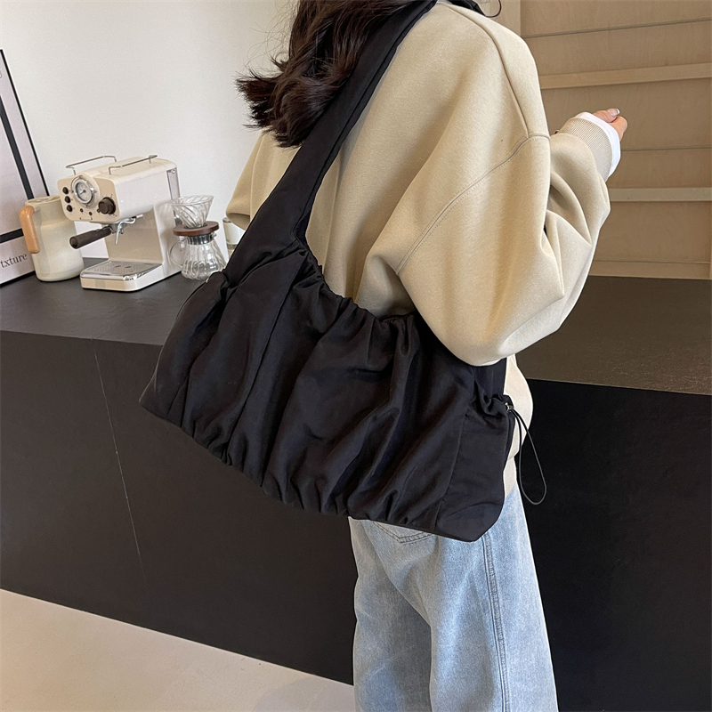 Women's Medium Cloth Solid Color Streetwear Square Zipper Underarm Bag display picture 9