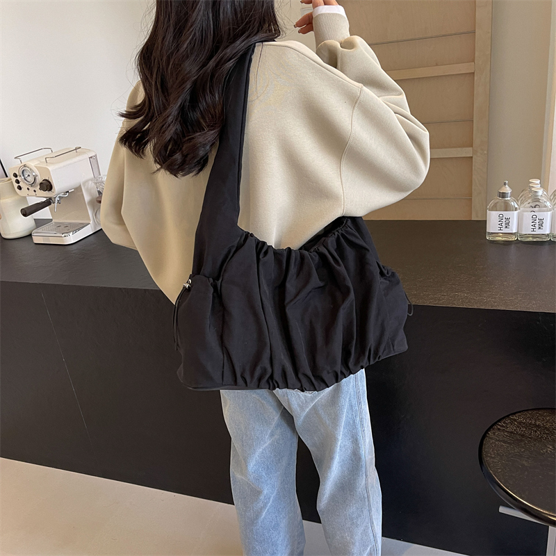 Women's Medium Cloth Solid Color Streetwear Square Zipper Underarm Bag display picture 15