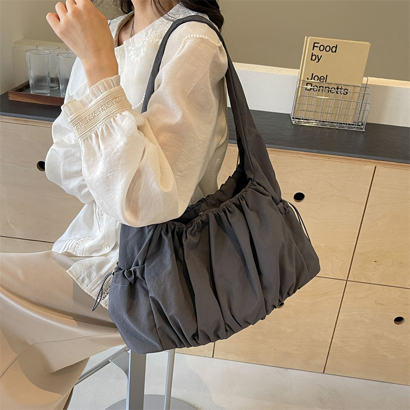 Women's Medium Cloth Solid Color Streetwear Square Zipper Underarm Bag display picture 13