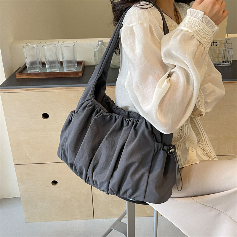 Femmes Moyen Chiffon Couleur Unie Vêtement De Rue Carré Fermeture Éclair Sac Sous Les Bras display picture 16