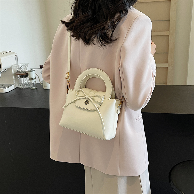 Women's Small Pu Leather Solid Color Vintage Style Classic Style Bowknot Square Flip Cover Crossbody Bag display picture 7
