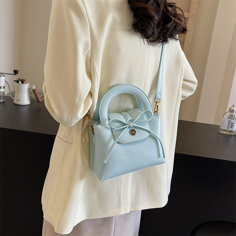 Women's Small Pu Leather Solid Color Vintage Style Classic Style Bowknot Square Flip Cover Crossbody Bag display picture 5