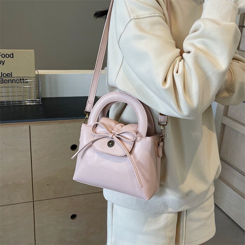 Women's Small Pu Leather Solid Color Vintage Style Classic Style Bowknot Square Flip Cover Crossbody Bag display picture 10