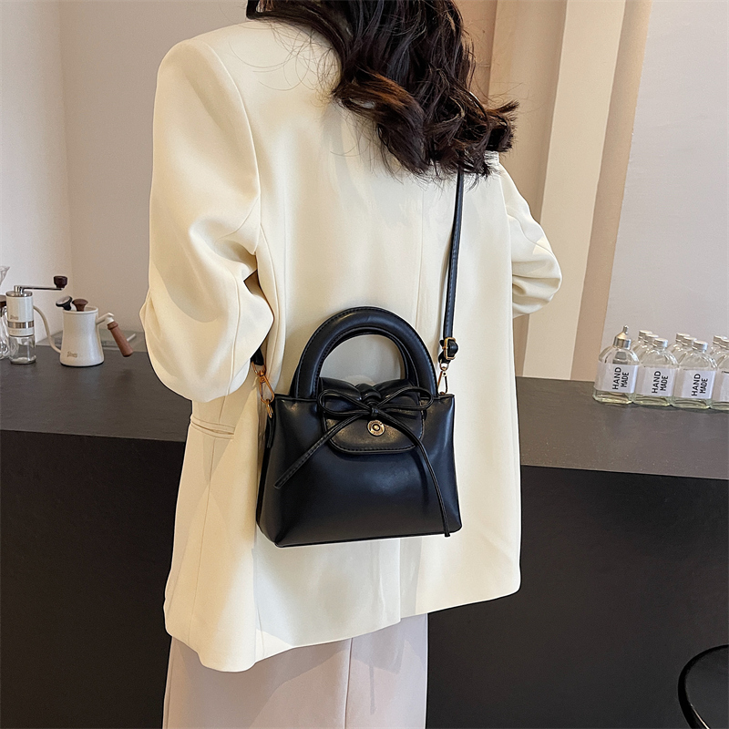 Women's Small Pu Leather Solid Color Vintage Style Classic Style Bowknot Square Flip Cover Crossbody Bag display picture 2