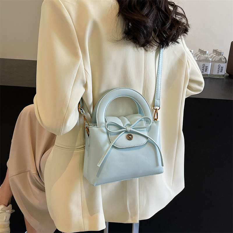 Femmes Petit Faux Cuir Couleur Unie Style Vintage Style Classique Noeud Papillon Carré Couvercle Rabattable Sac Bandoulière display picture 15