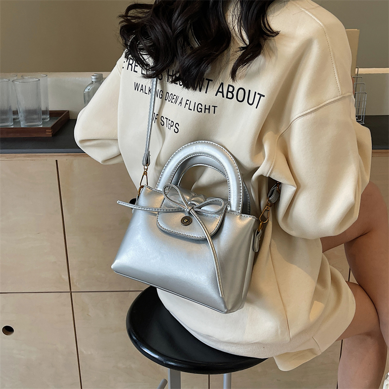 Women's Small Pu Leather Solid Color Vintage Style Classic Style Bowknot Square Flip Cover Crossbody Bag display picture 13