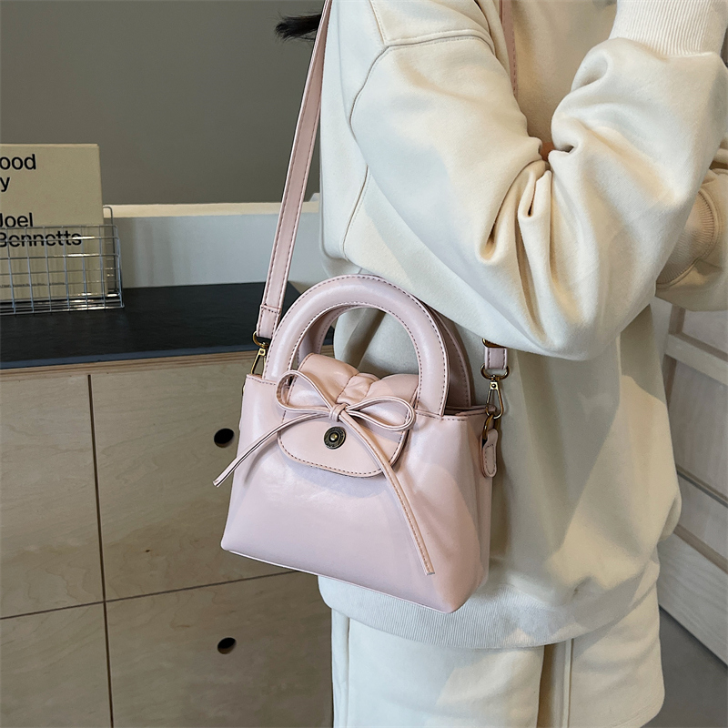 Women's Small Pu Leather Solid Color Vintage Style Classic Style Bowknot Square Flip Cover Crossbody Bag display picture 1
