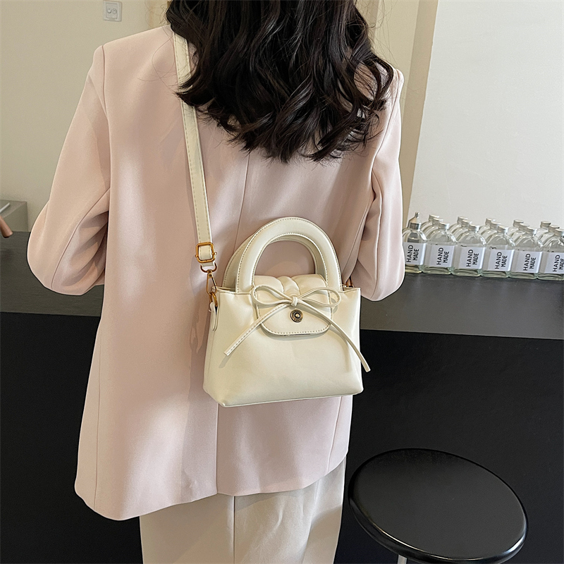 Women's Small Pu Leather Solid Color Vintage Style Classic Style Bowknot Square Flip Cover Crossbody Bag display picture 16