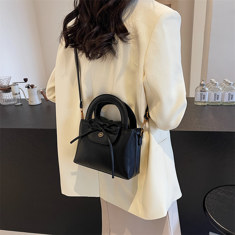 Femmes Petit Faux Cuir Couleur Unie Style Vintage Style Classique Noeud Papillon Carré Couvercle Rabattable Sac Bandoulière display picture 14