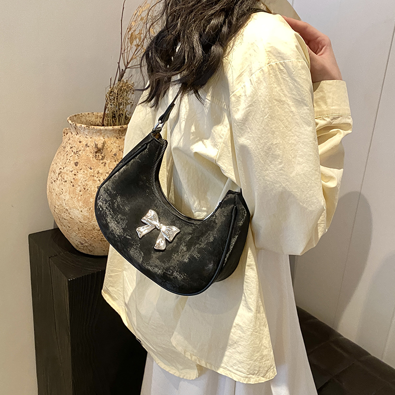 Femmes Moyen Faux Cuir Couleur Unie Noeud D'Arc Style Classique Vêtement De Rue Fermeture Éclair Sac Sous Les Bras display picture 10