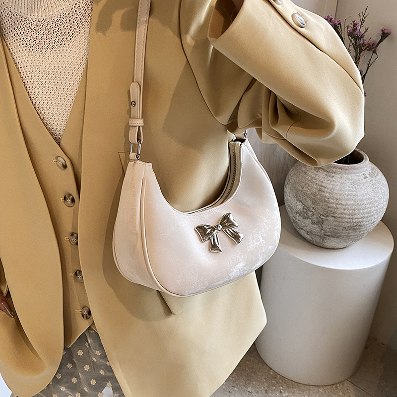 Femmes Moyen Faux Cuir Couleur Unie Noeud D'Arc Style Classique Vêtement De Rue Fermeture Éclair Sac Sous Les Bras display picture 12