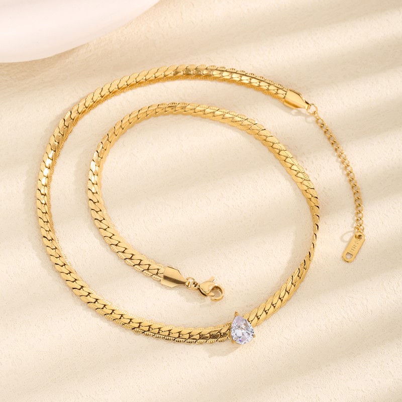 Titanium Steel 18K Gold Plated Simple Style Classic Style Plating Inlay Solid Color Artificial Rhinestones Necklace display picture 2