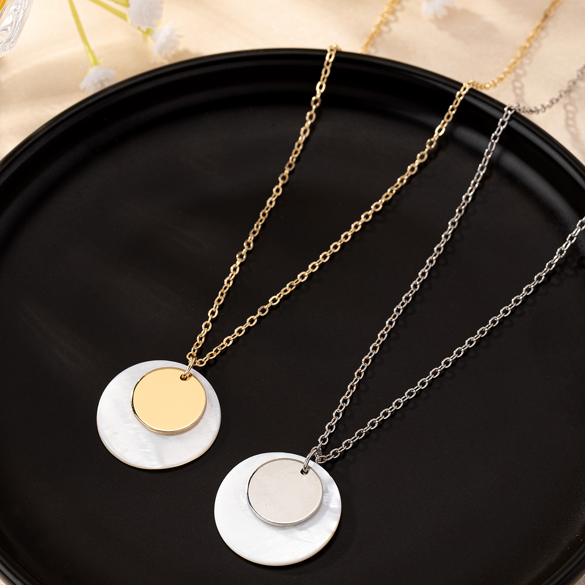 Wholesale Jewelry Casual Simple Style Round Shell Iron Pendant Necklace display picture 2