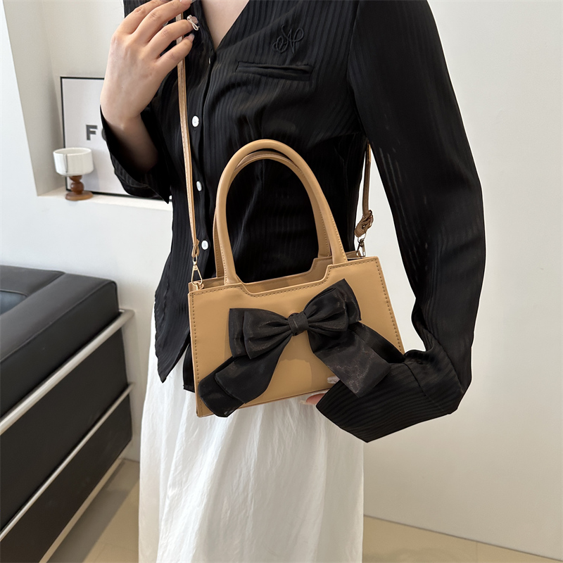 Women's Medium Pu Leather Solid Color Bow Knot Classic Style Streetwear Zipper Crossbody Bag display picture 1