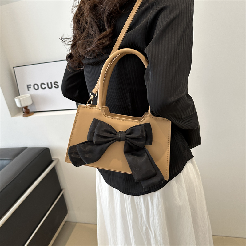 Femmes Moyen Faux Cuir Couleur Unie Noeud D'Arc Style Classique Vêtement De Rue Fermeture Éclair Sac Bandoulière display picture 10