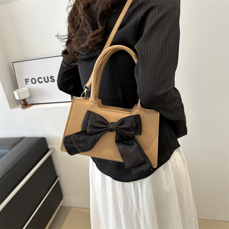 Women's Medium Pu Leather Solid Color Bow Knot Classic Style Streetwear Zipper Crossbody Bag display picture 10