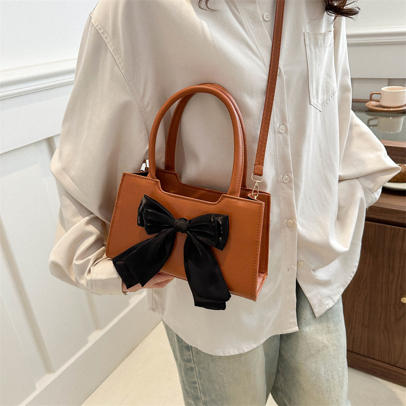 Women's Medium Pu Leather Solid Color Bow Knot Classic Style Streetwear Zipper Crossbody Bag display picture 4