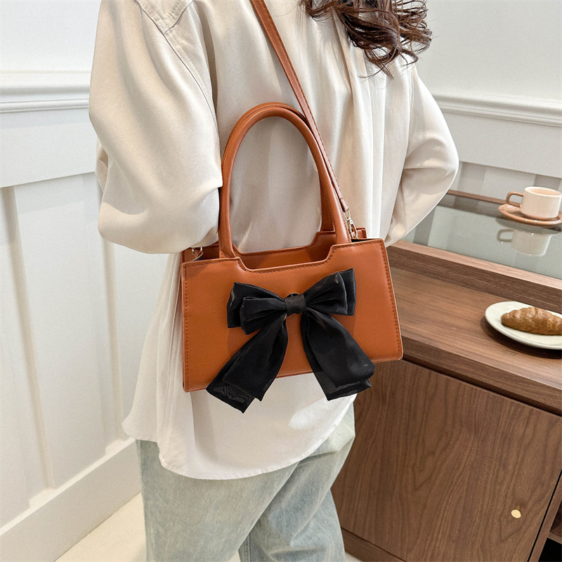 Women's Medium Pu Leather Solid Color Bow Knot Classic Style Streetwear Zipper Crossbody Bag display picture 3