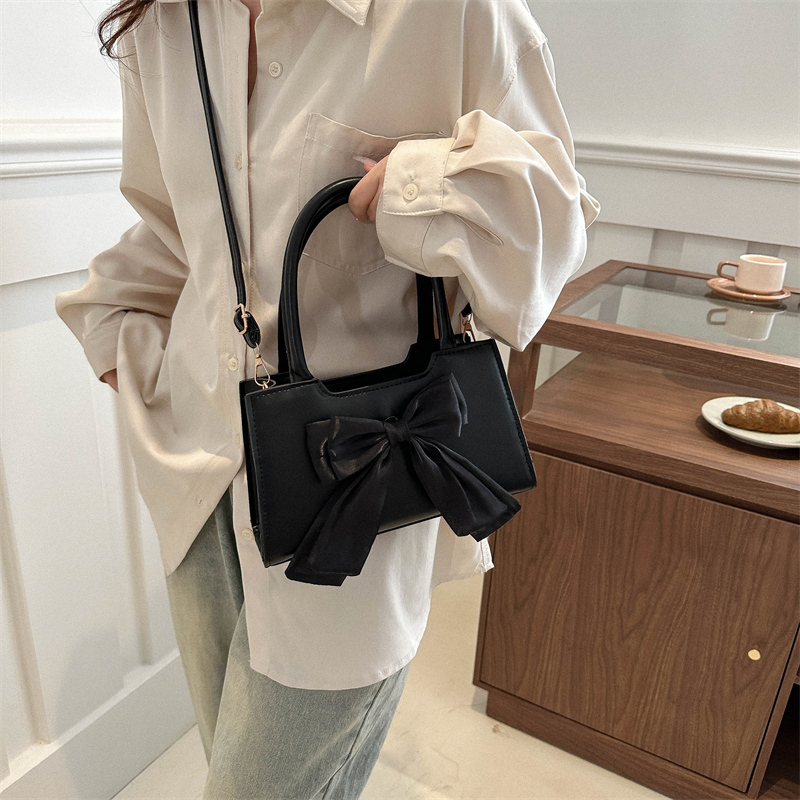Women's Medium Pu Leather Solid Color Bow Knot Classic Style Streetwear Zipper Crossbody Bag display picture 9