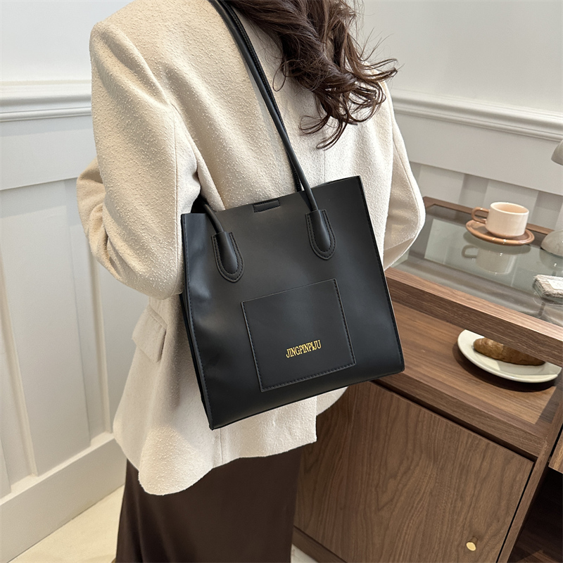 Women's Medium Pu Leather Solid Color Classic Style Magnetic Buckle Shoulder Bag display picture 8