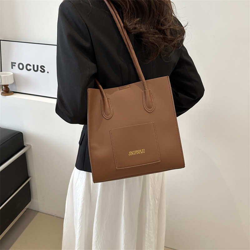Women's Medium Pu Leather Solid Color Classic Style Magnetic Buckle Shoulder Bag display picture 3