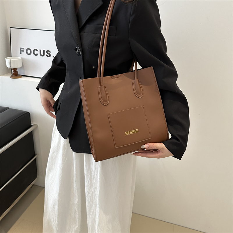 Women's Medium Pu Leather Solid Color Classic Style Magnetic Buckle Shoulder Bag display picture 6