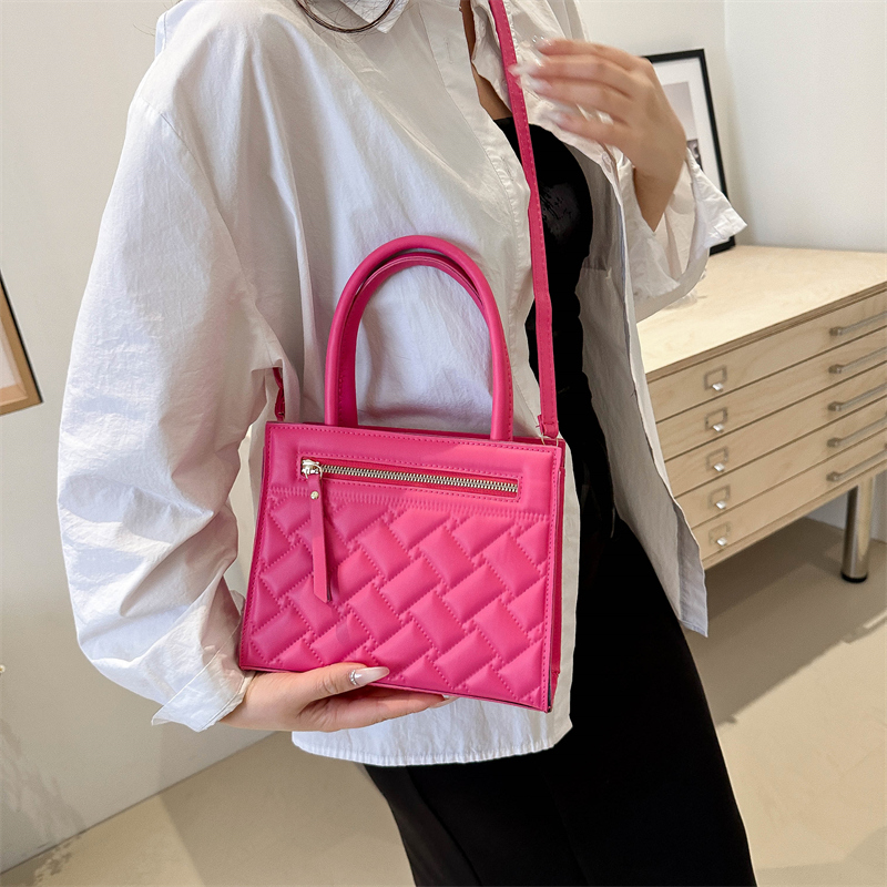 Women's Medium Pu Leather Solid Color Lingge Vintage Style Classic Style Zipper Crossbody Bag display picture 3