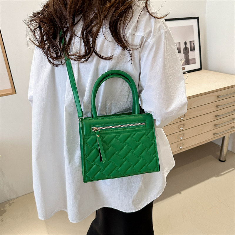 Women's Medium Pu Leather Solid Color Lingge Vintage Style Classic Style Zipper Crossbody Bag display picture 7