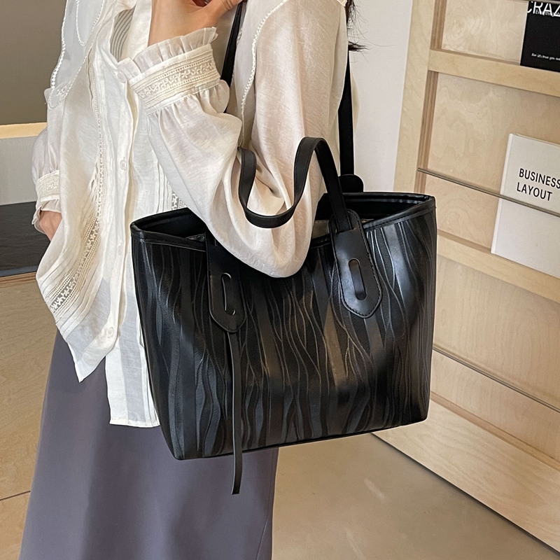 Women's Large Pu Leather Solid Color Classic Style Sewing Thread Zipper Tote Bag display picture 11