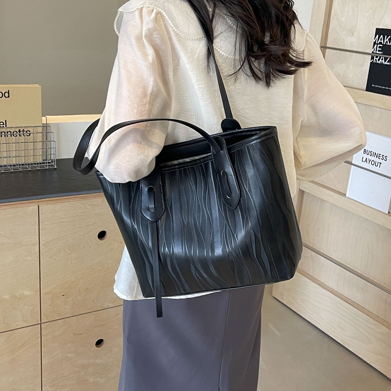 Women's Large Pu Leather Solid Color Classic Style Sewing Thread Zipper Tote Bag display picture 13