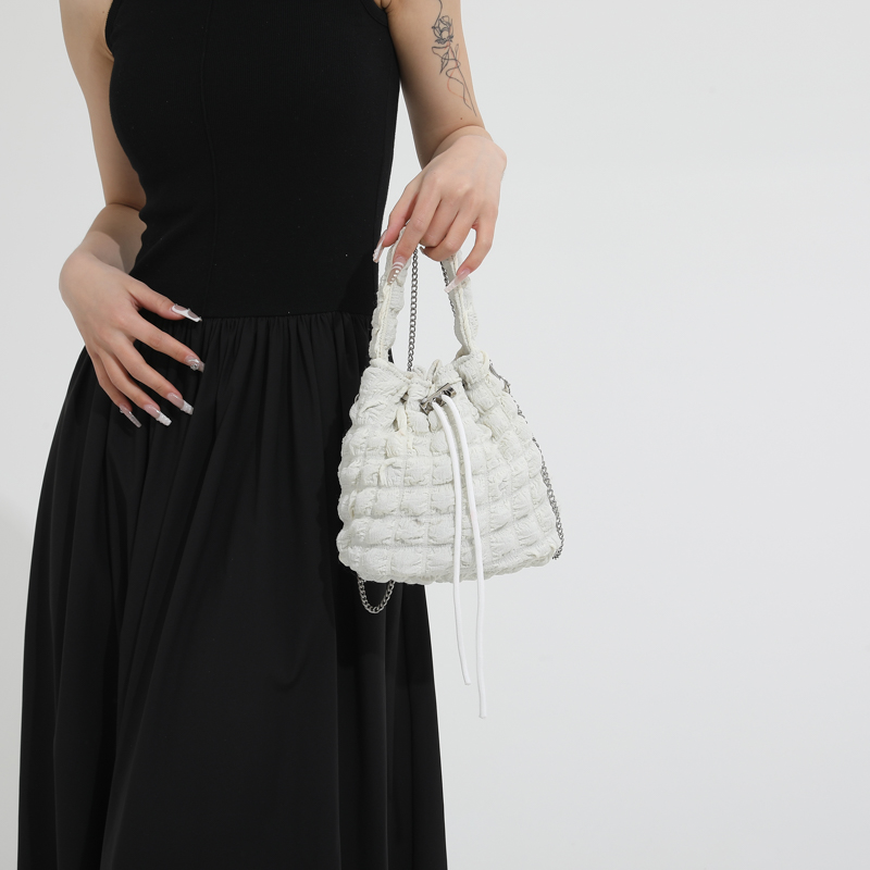 Women's Medium Cloth Solid Color Streetwear String Crossbody Bag display picture 1