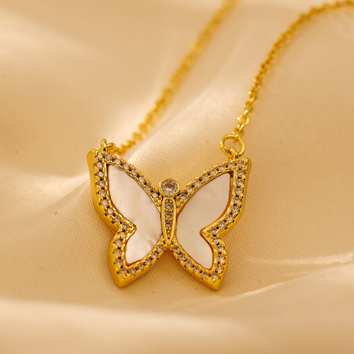 Joyería Al Por Mayor Elegante Color Sólido Mariposa Aleación Cobre Circón Chapados en oro de 18k Enchapado Embutido Collar Colgante display picture 5