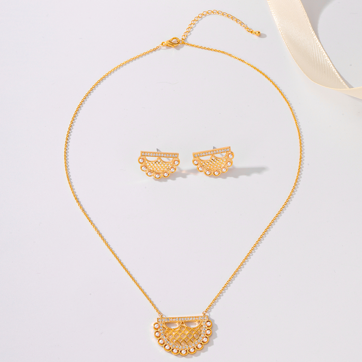 Cobre Chapados en oro de 18k Glamour Nupcial Embutido Color Sólido Circón Conjunto De Joyas display picture 2