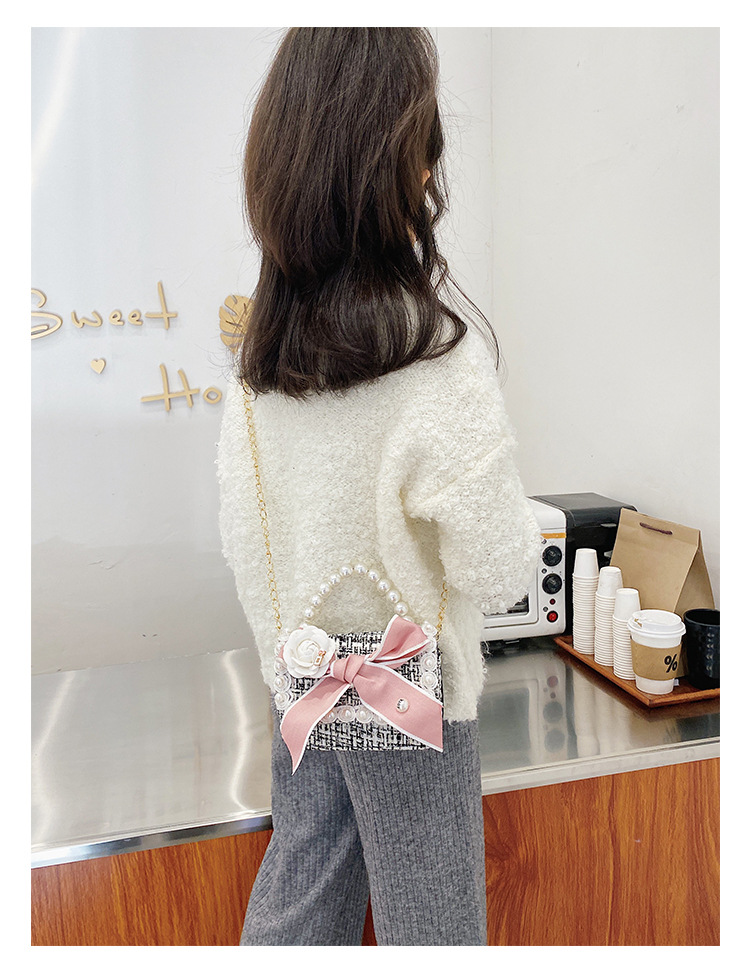 Girl'S Small Woolen Solid Color Elegant Cute Beading Diamonds Magnetic Buckle Square Bag display picture 4