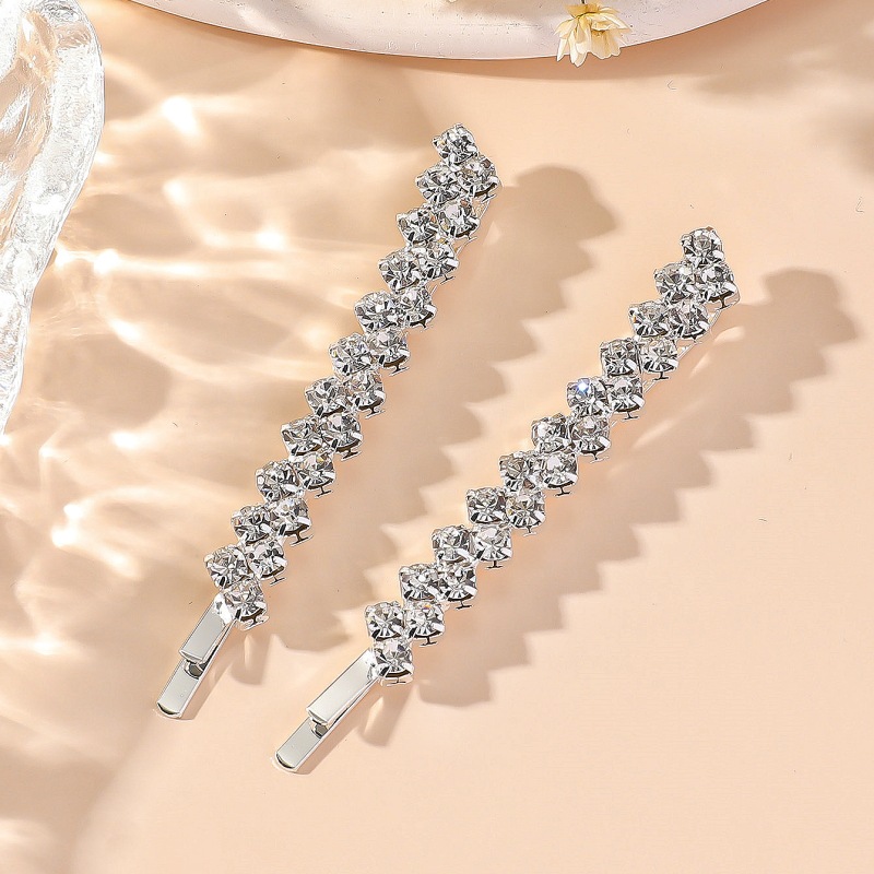Mujeres Elegante Brillante Color Sólido Metal Embutido Diamantes De Imitación Pinza Para El Cabello display picture 9