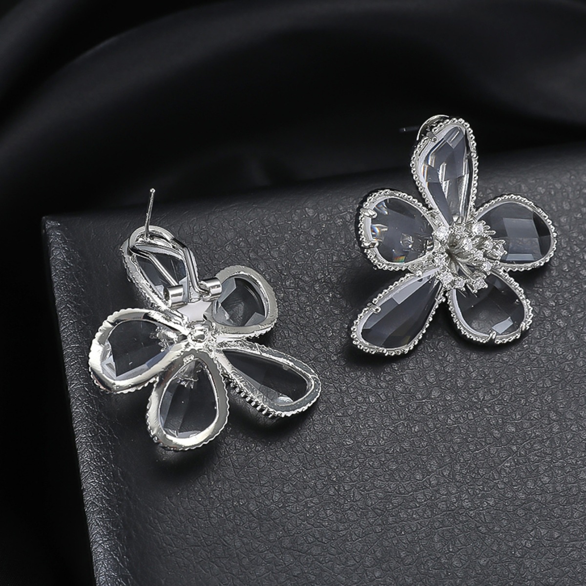 1 Pair Sweet Shiny Flower Inlay Glass Glass Crystal Zircon Ear Studs display picture 4