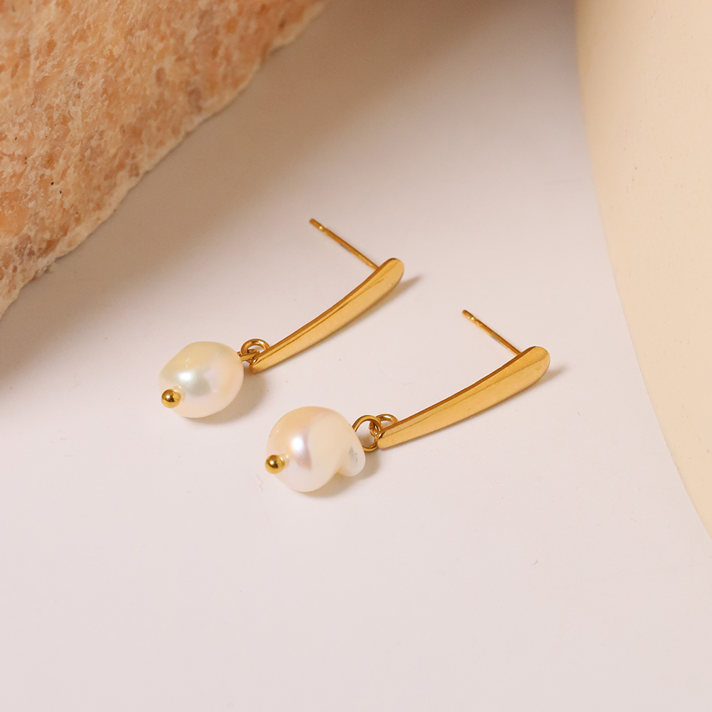 1 Pair Simple Style Classic Style Solid Color Plating Inlay Titanium Steel Pearl 18K Gold Plated Drop Earrings display picture 1