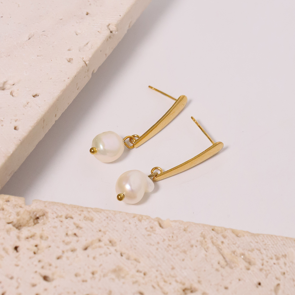 1 Pair Simple Style Classic Style Solid Color Plating Inlay Titanium Steel Pearl 18K Gold Plated Drop Earrings display picture 4