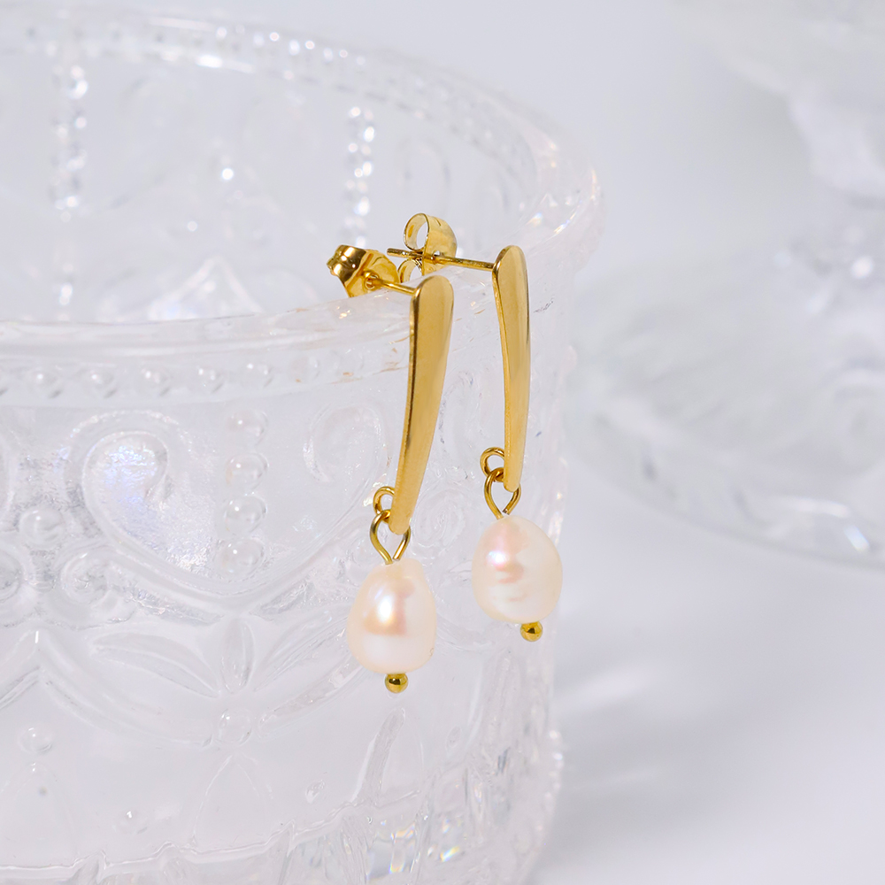 1 Pair Simple Style Classic Style Solid Color Plating Inlay Titanium Steel Pearl 18K Gold Plated Drop Earrings display picture 6