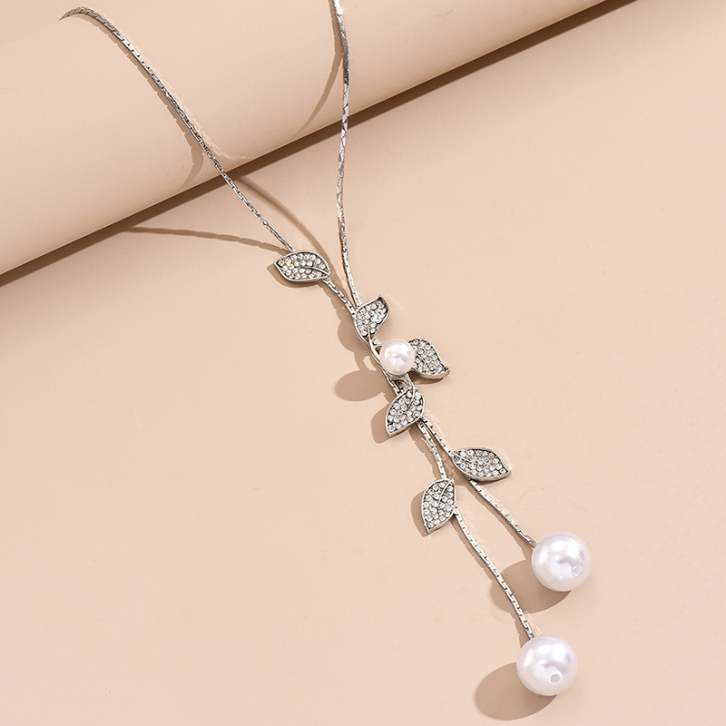 Wholesale Jewelry Simple Style Shiny Leaf Alloy Rhinestones Pearl Plating Inlay Sweater Chain Long Necklace display picture 5