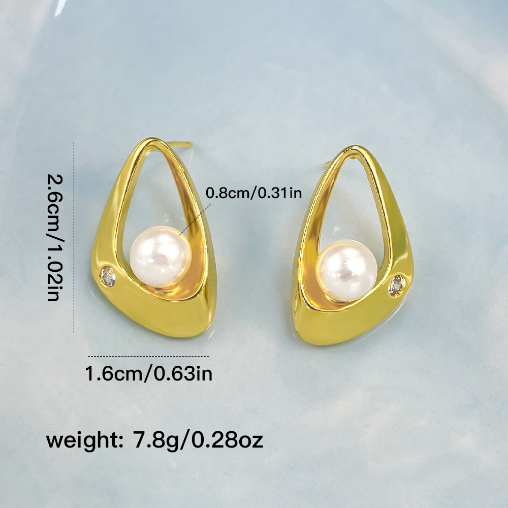 1 Pair Simple Style Shiny Triangle Hollow Out Inlay Copper Artificial Pearls Zircon 18K Gold Plated Ear Studs display picture 3