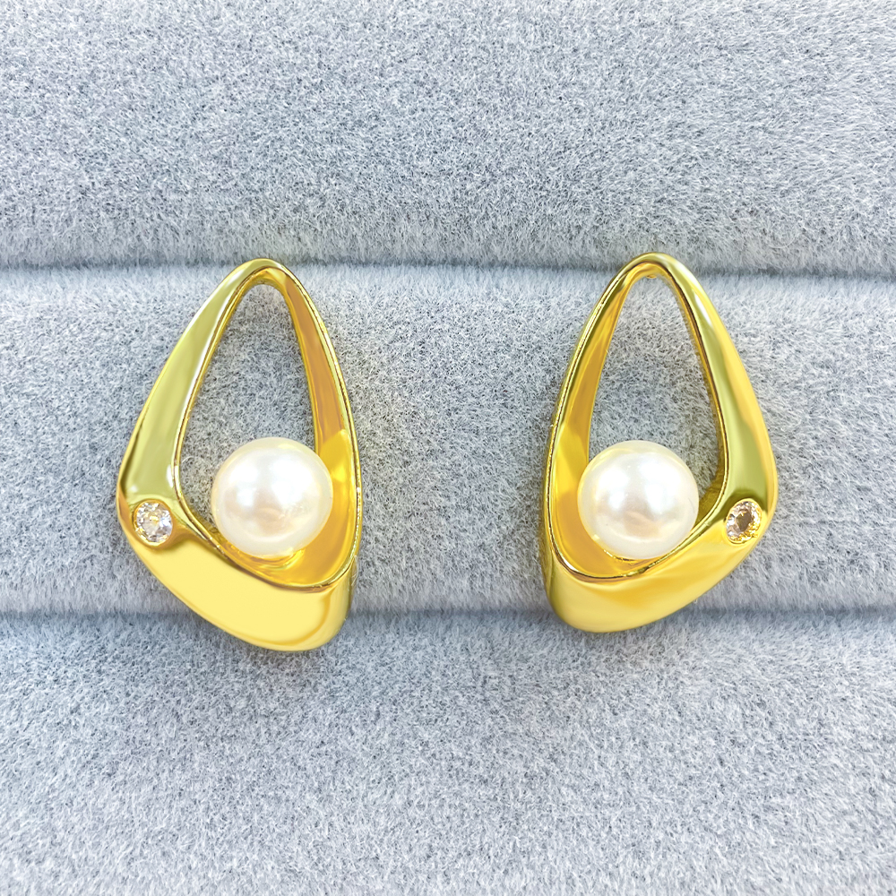 1 Pair Simple Style Shiny Triangle Hollow Out Inlay Copper Artificial Pearls Zircon 18K Gold Plated Ear Studs display picture 9
