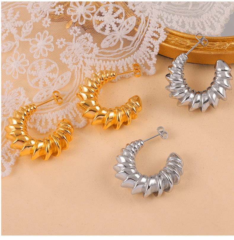 1 Pair Elegant French Style Simple Style C Shape Titanium Steel 18K Gold Plated Ear Studs display picture 2