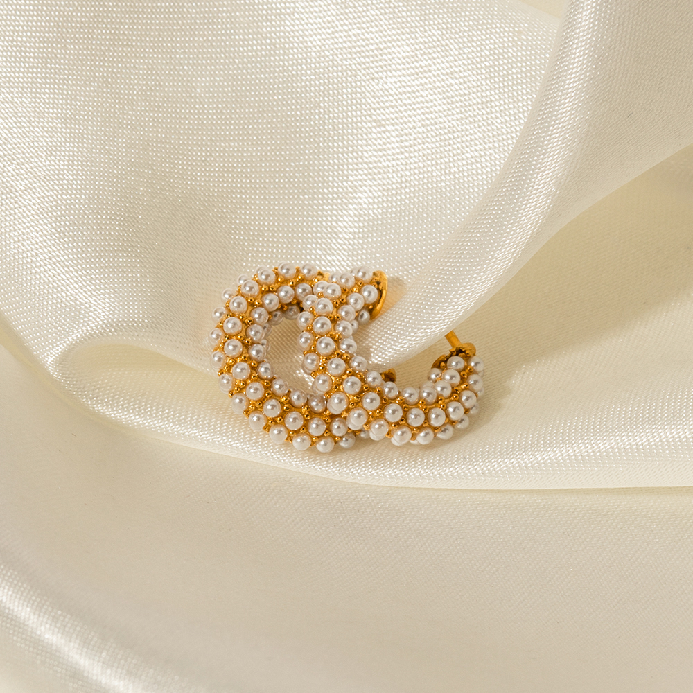 1 Par Estilo IG Elegante Señora Forma De C Embutido Acero Inoxidable 316 Perlas Artificiales Chapados en oro de 18k Aretes display picture 6