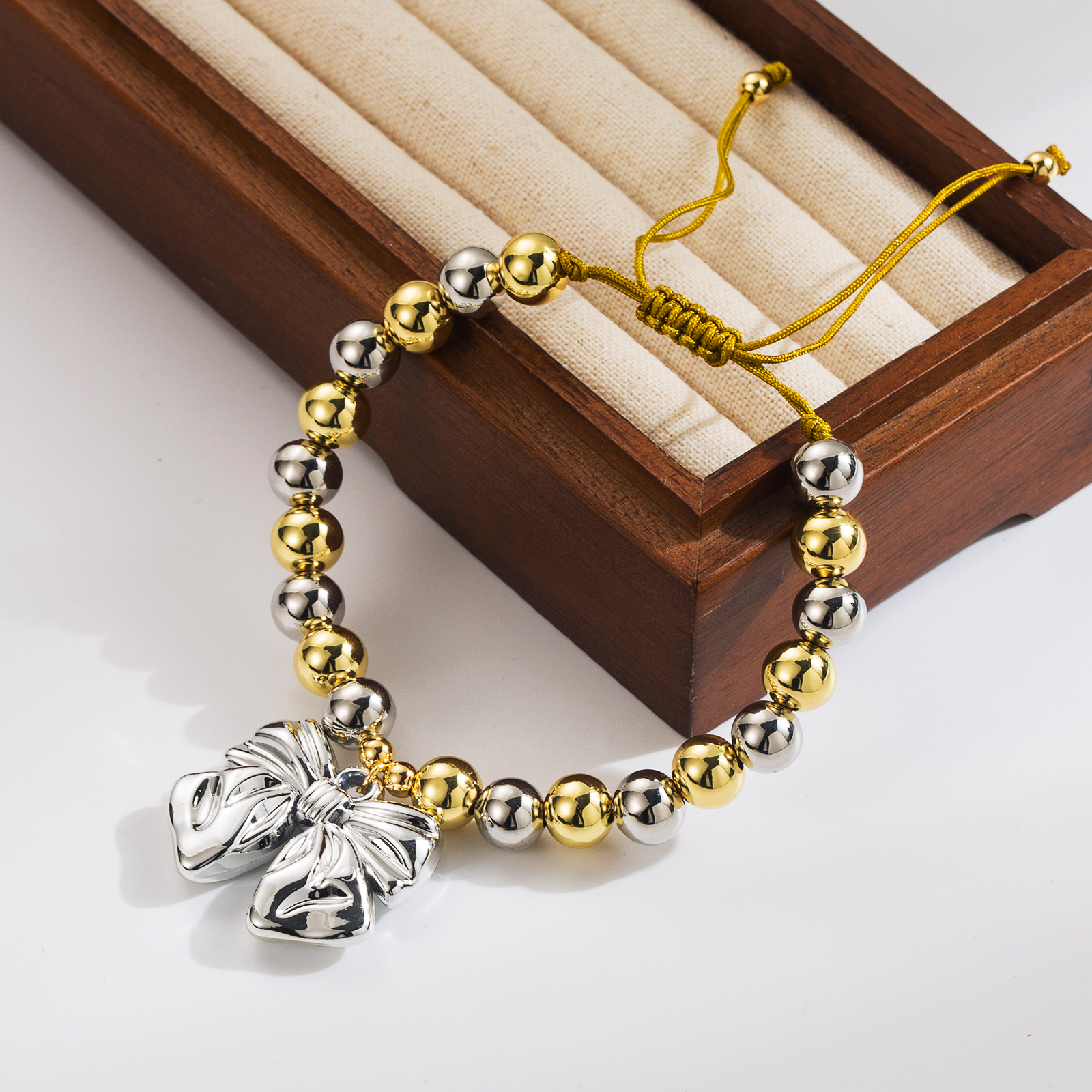 Großhandel Einfacher Stil Pendeln Runden Bogenknoten Kupfer Perlen 18 Karat Vergoldet Armbänder display picture 1