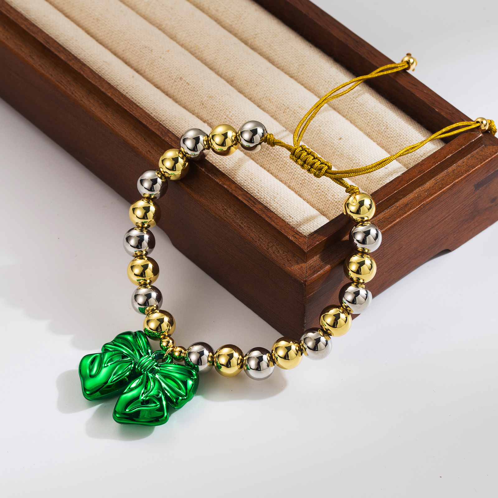 Großhandel Einfacher Stil Pendeln Runden Bogenknoten Kupfer Perlen 18 Karat Vergoldet Armbänder display picture 2