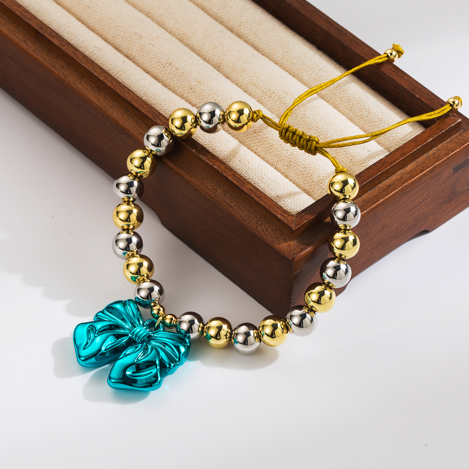 Großhandel Einfacher Stil Pendeln Runden Bogenknoten Kupfer Perlen 18 Karat Vergoldet Armbänder display picture 3
