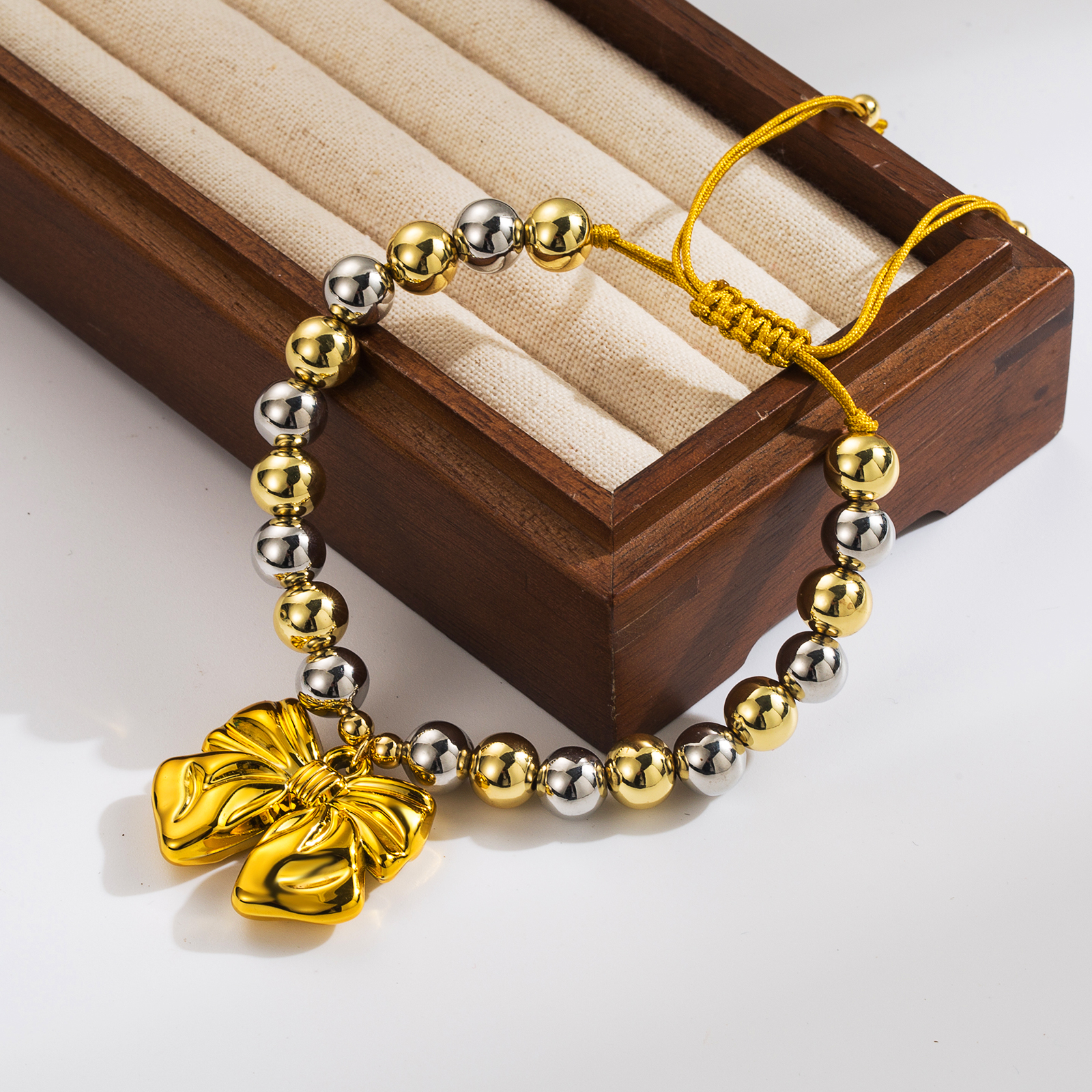 Großhandel Einfacher Stil Pendeln Runden Bogenknoten Kupfer Perlen 18 Karat Vergoldet Armbänder display picture 4