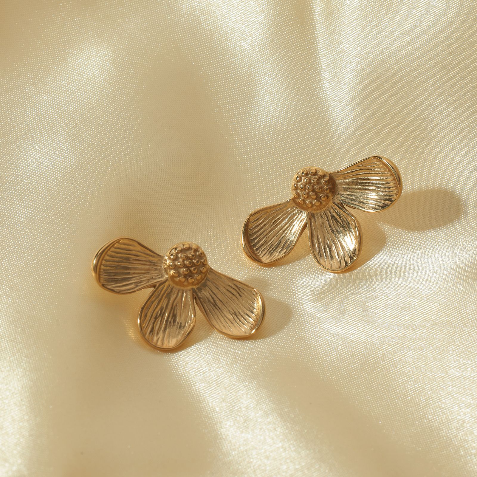 1 Pair Simple Style Classic Style Flower Plating 304 Stainless Steel 18K Gold Plated Ear Studs display picture 2