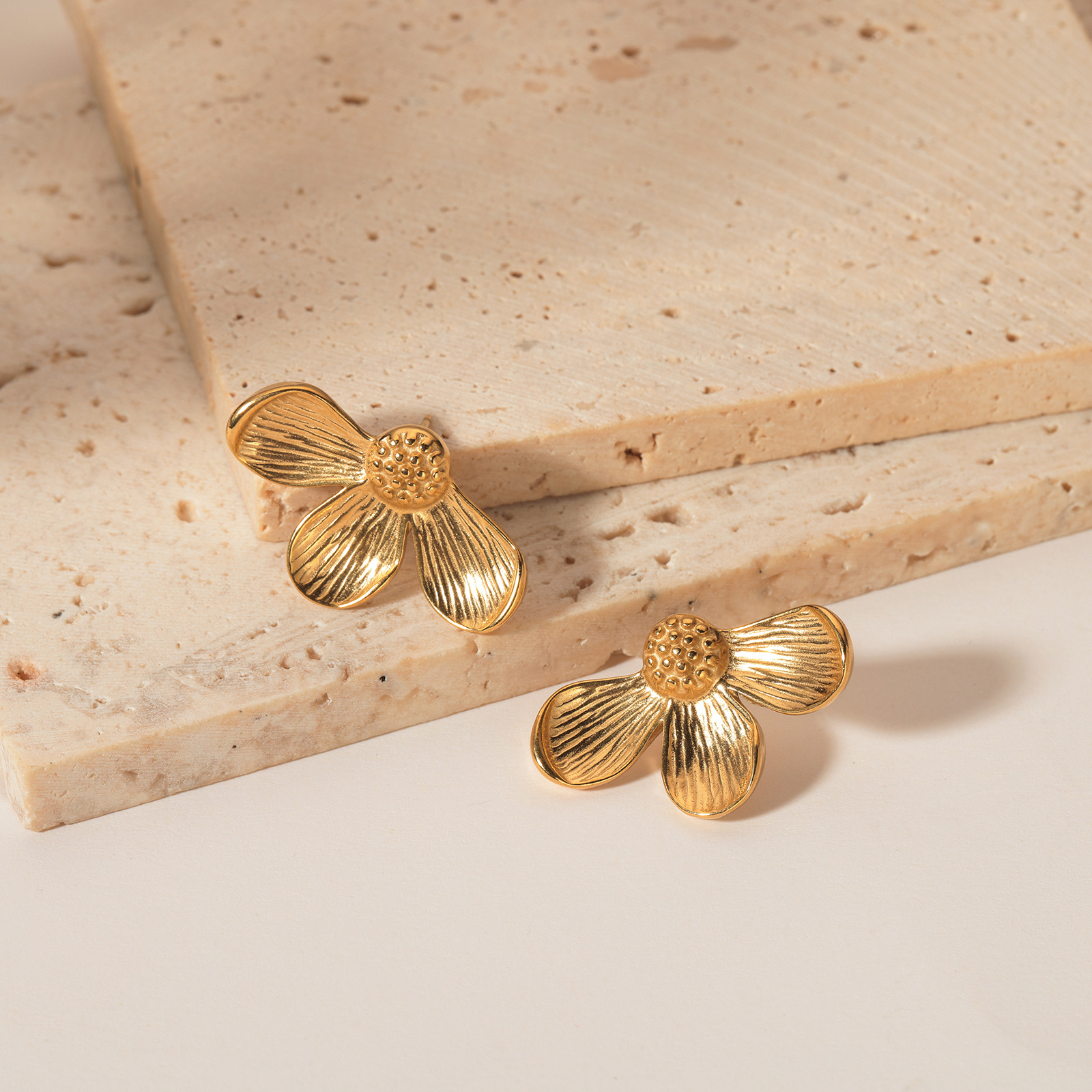 1 Pair Simple Style Classic Style Flower Plating 304 Stainless Steel 18K Gold Plated Ear Studs display picture 3